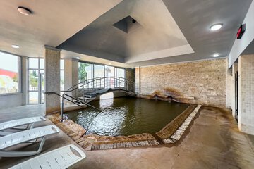 Indoor/outdoor pool