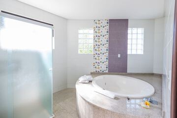 Jetted tub