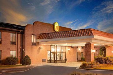 Super 8 by Wyndham Metropolis