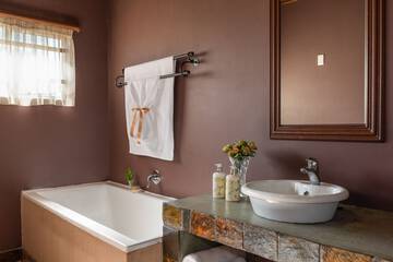 Deep soaking bathtub