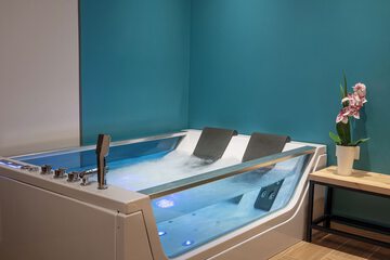 Indoor spa tub