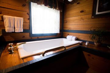 Deep soaking bathtub