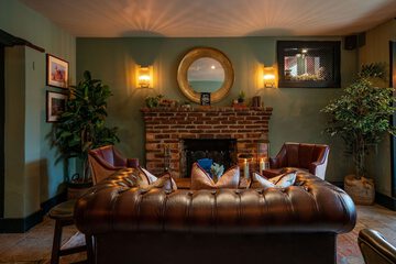 Lobby lounge