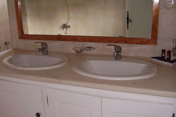 Bathroom sink