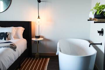 Deep soaking bathtub