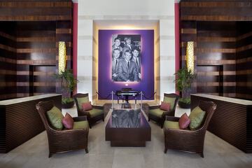 Lobby lounge