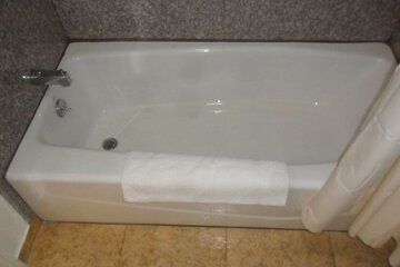 Deep soaking bathtub