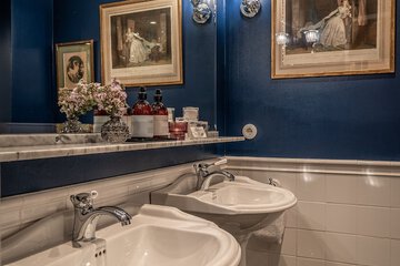 Bathroom sink