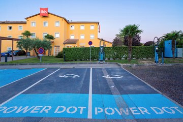 Electric vehicle charging station