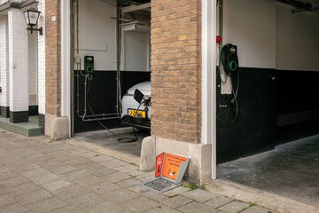 Electric vehicle charging station