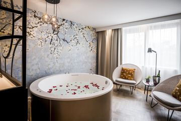 Private spa tub