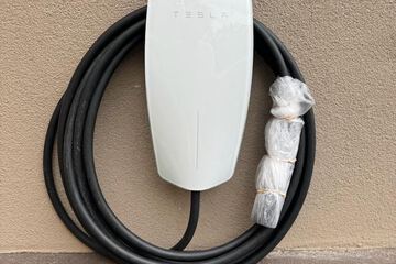 Electric vehicle charging station