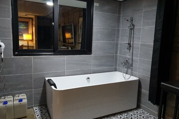 Deep soaking bathtub