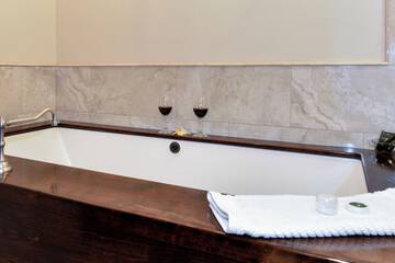 Jetted tub