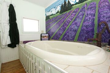 Deep Soaking Bathtub