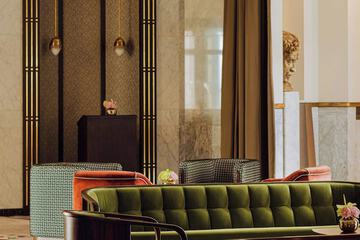 Lobby lounge