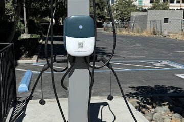 Electric vehicle charging station