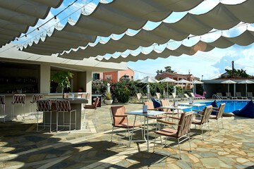 Poolside bar