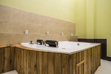 Jetted tub