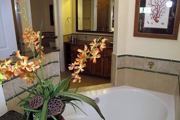 Deep soaking bathtub