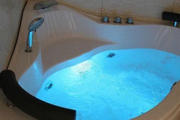 Indoor spa tub