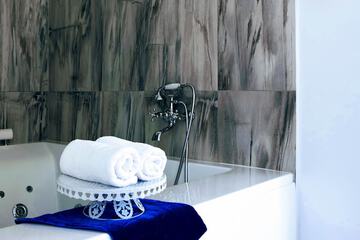 Deep soaking bathtub