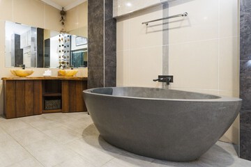 Deep soaking bathtub
