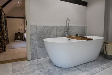 Deep soaking bathtub