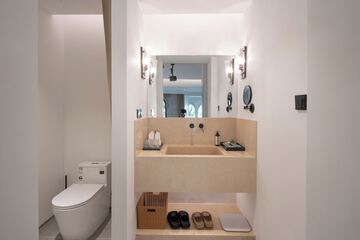 Bathroom sink