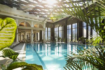 Indoor/outdoor pool