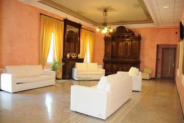 Lobby lounge