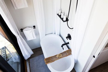 Deep soaking bathtub