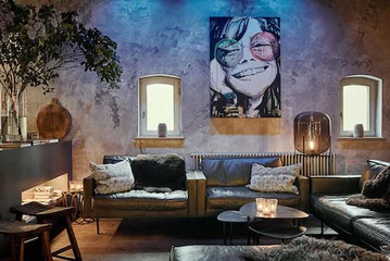 Lobby lounge