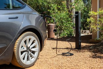 Electric vehicle charging station