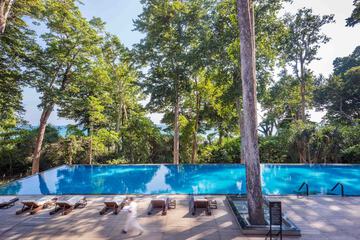 Swim-up bar