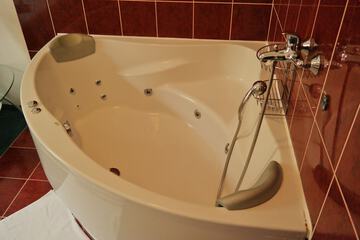 Jetted tub