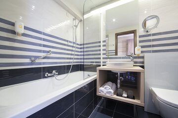 Deep soaking bathtub