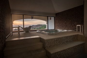 Indoor spa tub
