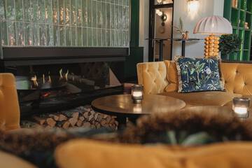 Lobby lounge