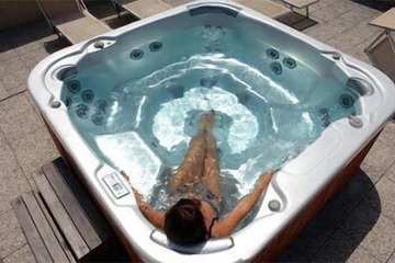 Outdoor spa tub
