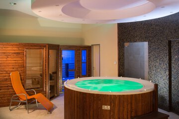 Indoor spa tub