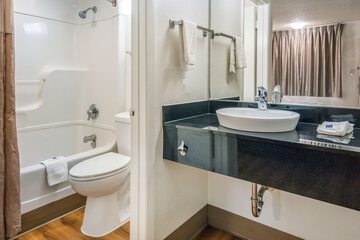 Deep soaking bathtub