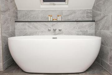 Deep soaking bathtub