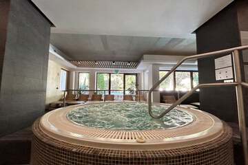 Indoor spa tub