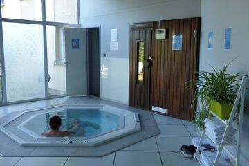 Indoor spa tub