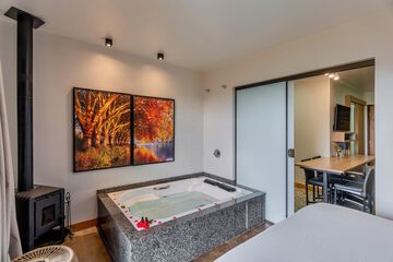 Private spa tub