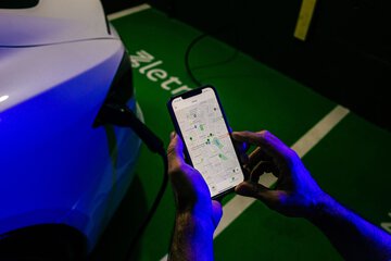 Electric vehicle charging station