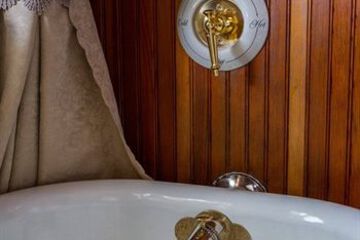 Deep Soaking Bathtub