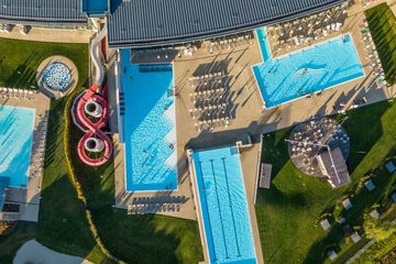 Indoor/outdoor pool