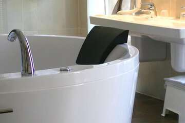 Deep soaking bathtub